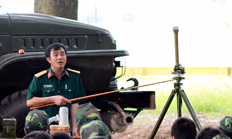 Nguyên tắc hoạt động của kính ngắm cũng được cán bộ giới thiệu