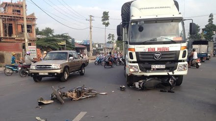 BẢN TIN ATGT: Con trai chết thảm, cha nguy kịch vì tông phải chó ảnh 2