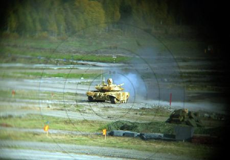 Có trọng lượng từ 46 - 50 tấn nhưng T-90 vẫn có khả năng đạt vận tốc tối đa 65km/h. Vũ khí chính của T-90 là khẩu pháo 125mm 2A46M-2 nòng trơn, tên lửa chống tăng dẫn đường 9M119M Refleks-M, súng máy 7,62mm. Xe tăng được trang bị hệ thống điều khiển điện tử hiện đại cùng khả năng quan sát trong đêm