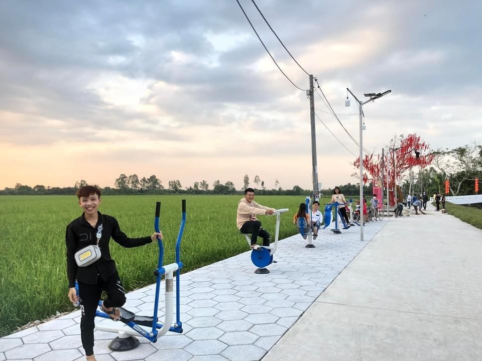 Bà con chiều nào cũng ra phố ông Lang để tập thể dục. Bà con chiều nào cũng ra phố ông Lang để tập thể dục.