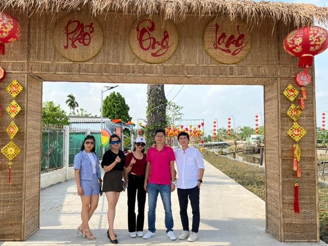 Khách tham quan ghé đến "Phố ông Lang" chụp ảnh kỷ niệm Khách tham quan ghé đến "Phố ông Lang" chụp ảnh kỷ niệm