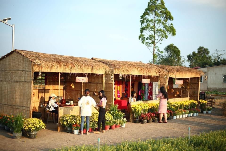 Khu “phố trong làng” có diện tích khoảng 30.000m2, hiện đã trang trí và đưa vào phục vụ khách tham quan hơn 10.000m2. Nơi đây có cánh đồng chong chóng, có khu vườn rau sạch, đường trang trí đèn lồng, cây dù nhiều màu sắc và đặc biệt là con đường hoa mười giờ rực rỡ. Khu “phố trong làng” có diện tích khoảng 30.000m2, hiện đã trang trí và đưa vào phục vụ khách tham quan hơn 10.000m2. Nơi đây có cánh đồng chong chóng, có khu vườn rau sạch, đường trang trí đèn lồng, cây dù nhiều màu sắc và đặc biệt là con đường hoa mười giờ rực rỡ.