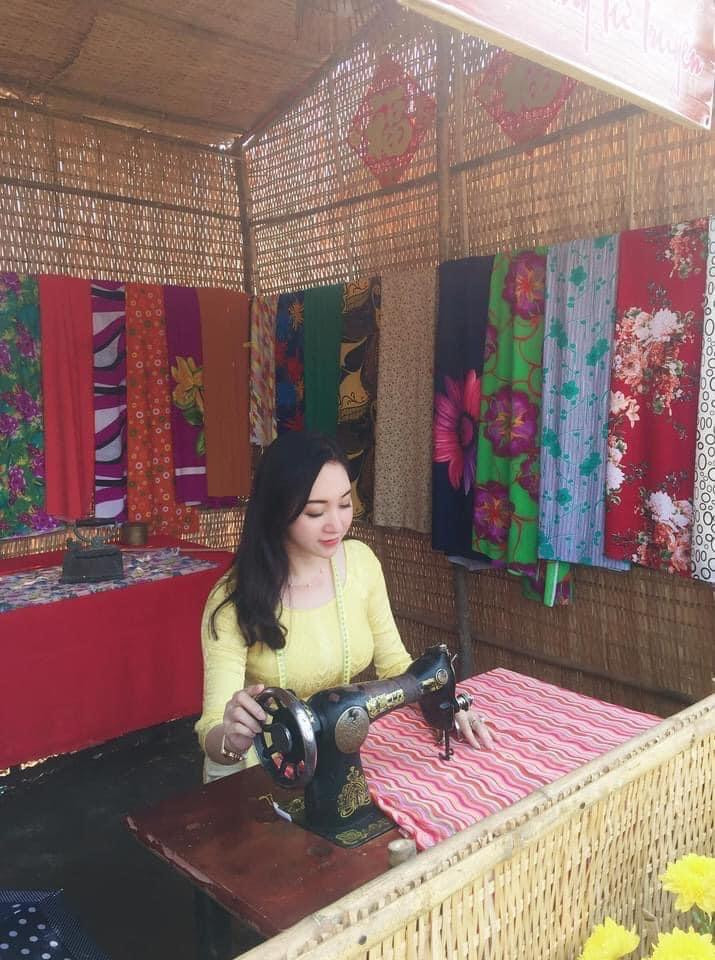 Trong khu vực, ông Lang thiết kế một ki ốt để đặt máy may, để bà con chụp ảnh Trong khu vực, ông Lang thiết kế một ki ốt để đặt máy may, để bà con chụp ảnh