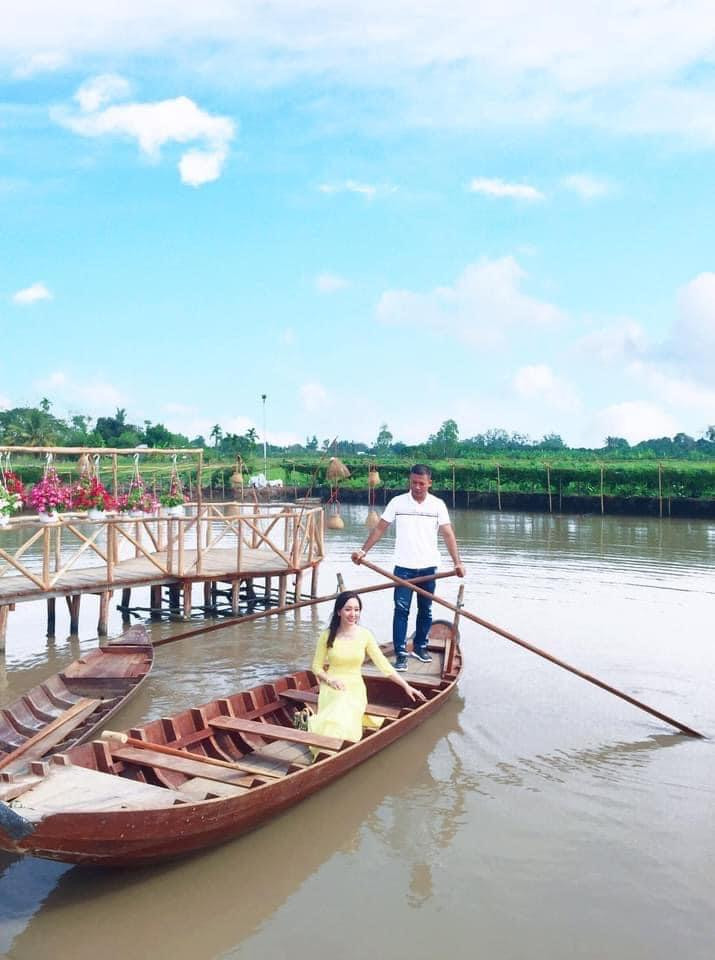 Chèo đò trên kênh trong khu "phố ông Lang" được rất nhiều người đẹp lựa chọn để chụp ảnh Chèo đò trên kênh trong khu "phố ông Lang" được rất nhiều người đẹp lựa chọn để chụp ảnh
