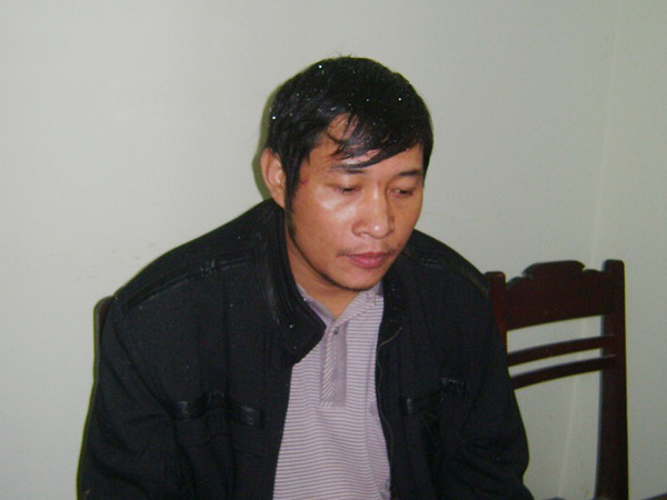 Đối tượng Đinh Tiến Quảng và số gỗ lậu bị thu giữ