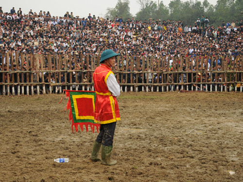 Nhiều người vô ý thức còn ném cả chai nước vào khán giả đứng trước nếu người nào đó cản tầm nhìn của họ. Thậm chí ném cả vào trong sân thi đấu