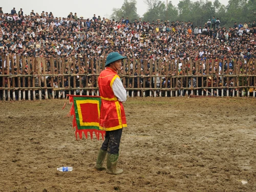Nhiều người vô ý thức còn ném cả chai nước vào khán giả đứng trước nếu người nào đó cản tầm nhìn của họ. Thậm chí ném cả vào trong sân thi đấu