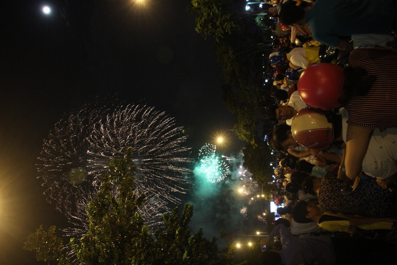 Pháo hoa rực sáng bầu trời TPHCM đêm 30/4 ảnh 16