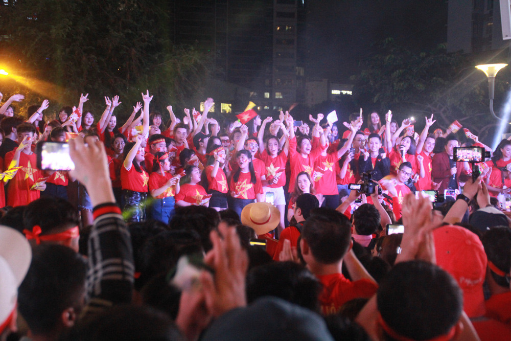 Cổ động viên vỡ òa sau bàn mở tỷ số của Anh Đức ảnh 10