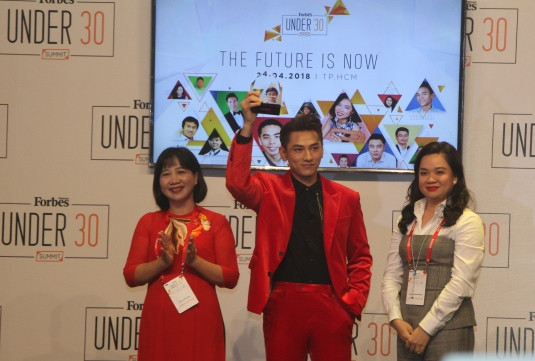 'Hoàng tử xiếc' Quốc Nghiệp được vinh danh tại Under 30 Summit 2018 ảnh 2