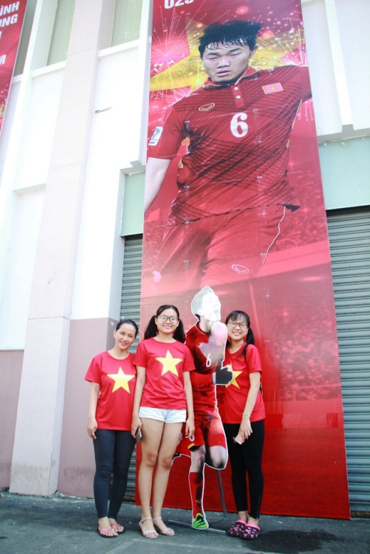 CĐV háo hức đổ về sân Thống Nhất trước giờ gặp U23 Việt Nam ảnh 4