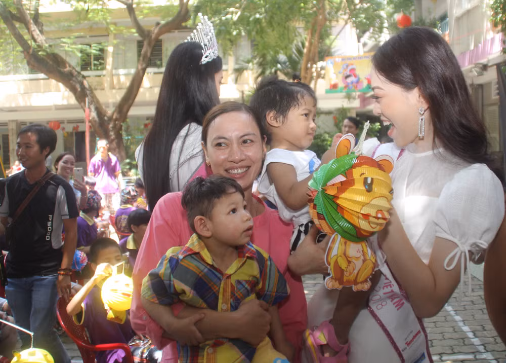 Hoa hậu, Á hậu HHVN 2018 đón Trung thu với trẻ em đặc biệt ảnh 25