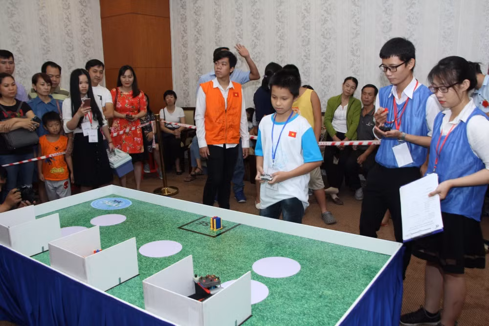 150 học sinh biểu diễn tài năng thi đấu robot tại TPHCM ảnh 2