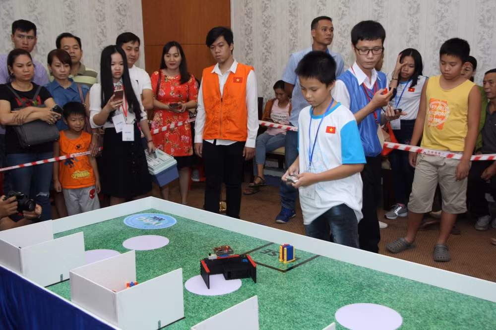 150 học sinh biểu diễn tài năng thi đấu robot tại TPHCM ảnh 1