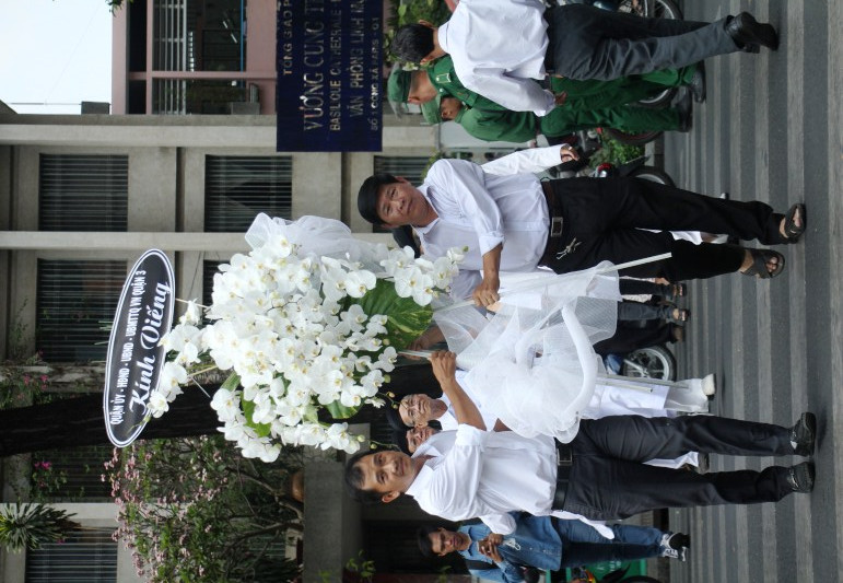 Hàng ngàn giáo dân vấn khăn tang viếng Đức Tổng giám mục Bùi Văn Đọc ảnh 15