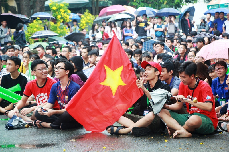 Biển người rợp cờ hoa, reo hò khắp cả nước mừng kỳ tích của U23 Việt Nam ảnh 72