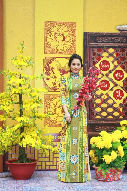 Thiếu nữ rạng rỡ khoe sắc ở phố ông Đồ ngày giáp Tết ảnh 7