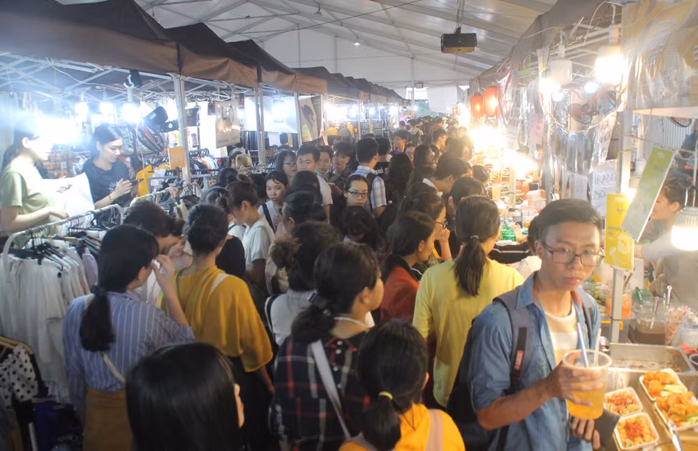 Tan trường, học sinh tranh thủ đi 'săn hàng' Black Friday ảnh 10