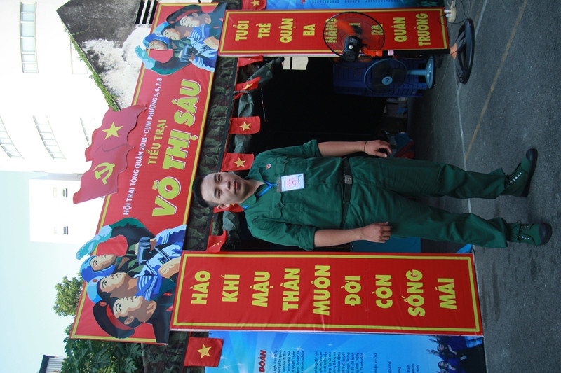 Nam sinh tạm gác bằng cử nhân lên đường nhập ngũ ảnh 4