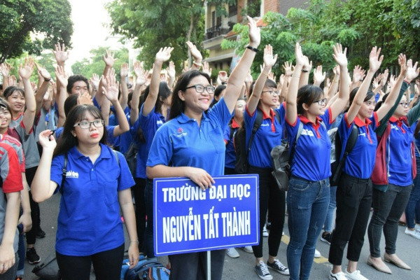 Ngàn người đi bộ tiếp sức HSSV trước thềm năm học mới ảnh 6