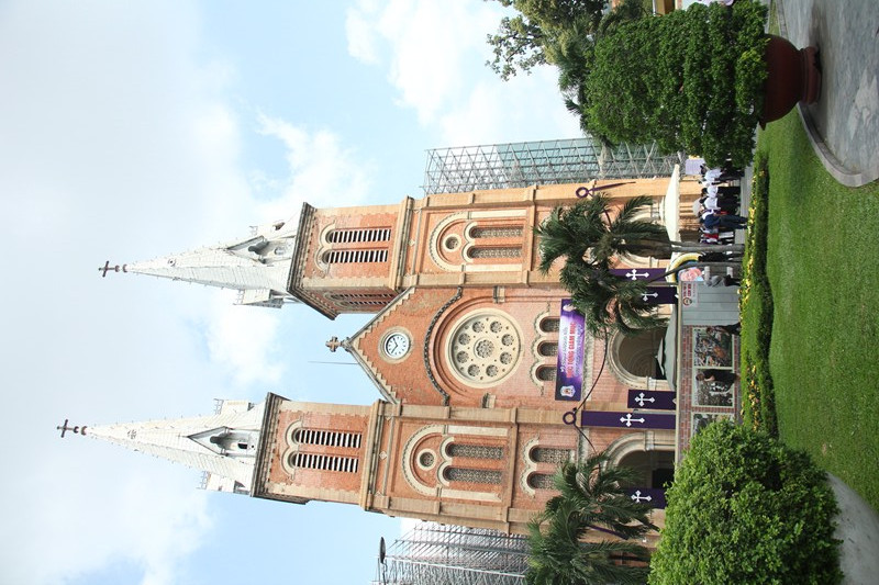 Hàng ngàn giáo dân vấn khăn tang viếng Đức Tổng giám mục Bùi Văn Đọc ảnh 16