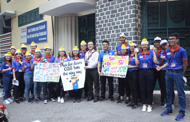 Sát giờ G thi THPT Quốc gia, phụ huynh sẵn sàng “vượt vũ môn” cùng con ảnh 9