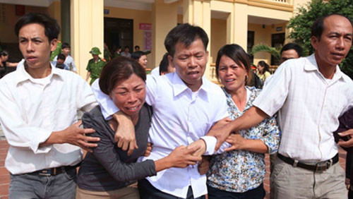 Ông Nguyễn Thanh Chấn ( giữa) ra tù sau 10 năm ngồi tù oan