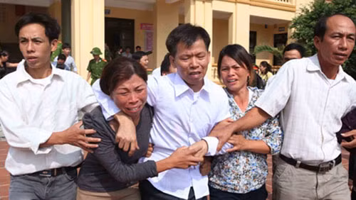 Ông Nguyễn Thanh Chấn ( giữa) ra tù sau 10 năm ngồi tù oan