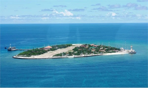 Toàn cảnh đảo Trường Sa Lớn nhìn từ trực thăng quân đội