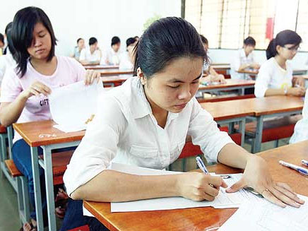 Thí sinh làm bài thi môn văn tại trường ĐH Khoa học xã hội và nhân văn (ĐH Quốc gia TP.HCM) trong kỳ tuyển sinh năm 2010. Ảnh: Đào Ngọc Thạch