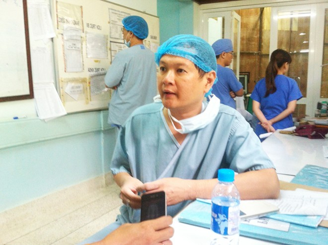 Bác sĩ Định thở phào nhẹ nhõm khi ca phẫu thuật thành công