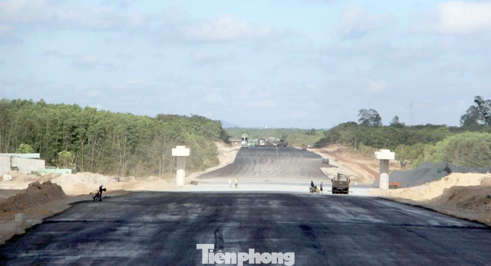 Công trường thi công đoạn cao tốc Phan Thiết - Dầu Giây.
