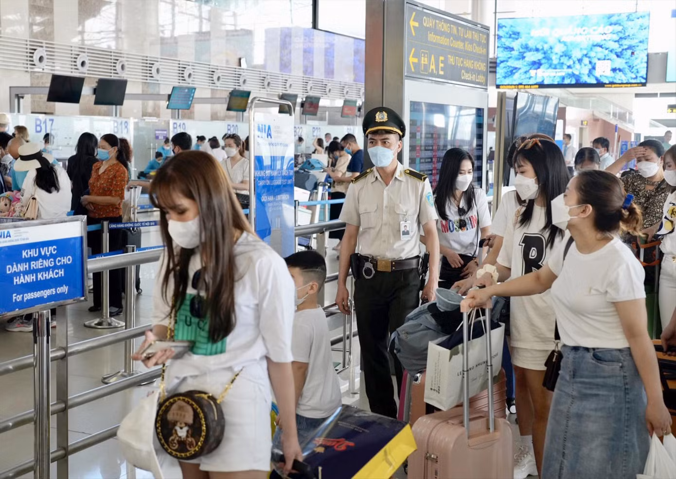 Thiếu khách du lịch Trung Quốc, Nhật Bản, Hàn Quốc, Nga khiến bay quốc tế vẫn phục hồi chậm. Ảnh minh hoạ.