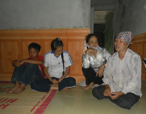 2 con nạn nhân Ngô Thị Lan (bên trái) và người nhà đau đớn khi nghe tin dữ. Ảnh: NLĐ