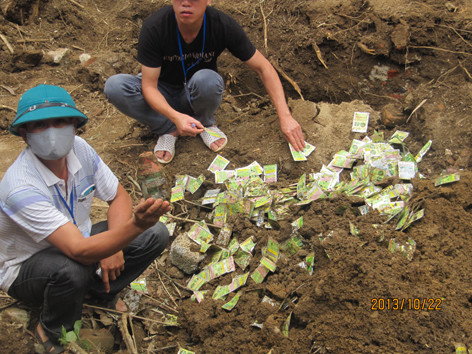 Nhiều chai, lọ, vỏ bao bì tiếp tục được phát hiện dưới lòng đất. Nhiều chai, lọ, vỏ bao bì tiếp tục được phát hiện dưới lòng đất