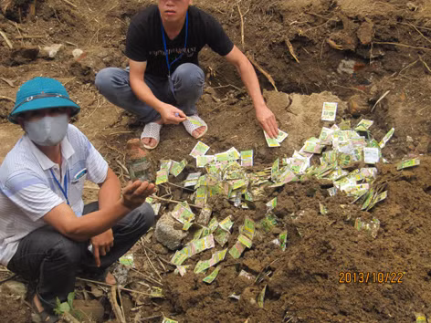 Nhiều chai, lọ, vỏ bao bì tiếp tục được phát hiện dưới lòng đất