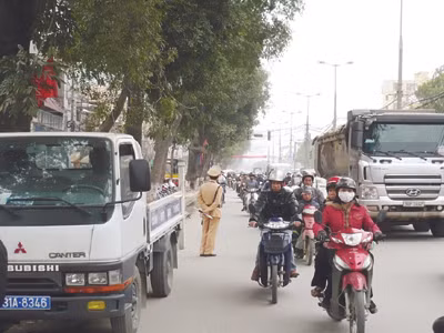 Thay vì ngăn chặn, sáng qua CSGT trên đường Nguyễn Trãi đã để cho xe tải hãng Dung Cầu đi vào giờ cấm, đường cấm