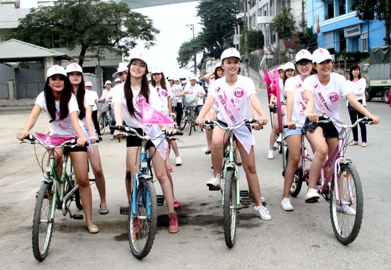 Các thí sinh Miss Teen đi xe đạp đôi 