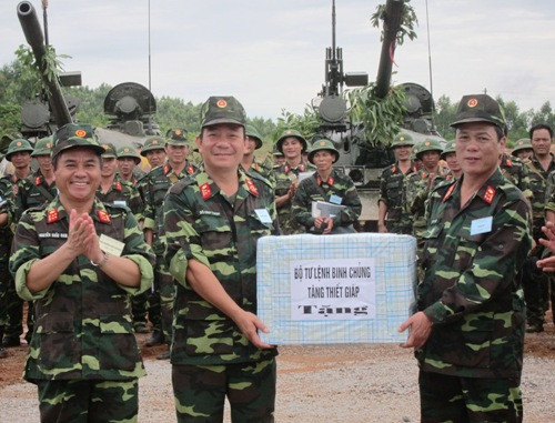 Đại tá Nguyễn Khắc Nam, Phó Tư lệnh, Tham mưu trưởng Binh chủng TTG tặng quà cán bộ, chiến sĩ Lữ đoàn xe tăng 215 sau khi hoàn thành tốt nhiệm vụ diễn tập