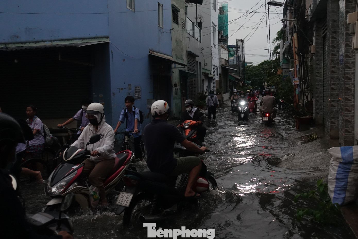 Một số tuyến hẻm trên đường Hồ Ngọc Lãm và khu vực hẻm 298/2 đường Võ Văn Kiệt (quận Bình Tân) cũng bị ngập nặng sau cơn mưa đầu mùa.