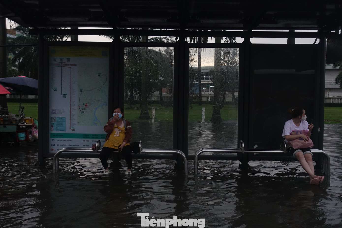 Khu vực phía trước Khu công nghiệp Pouyuen, quận Bình Tân) ngập sâu khoảng 10-30cm.