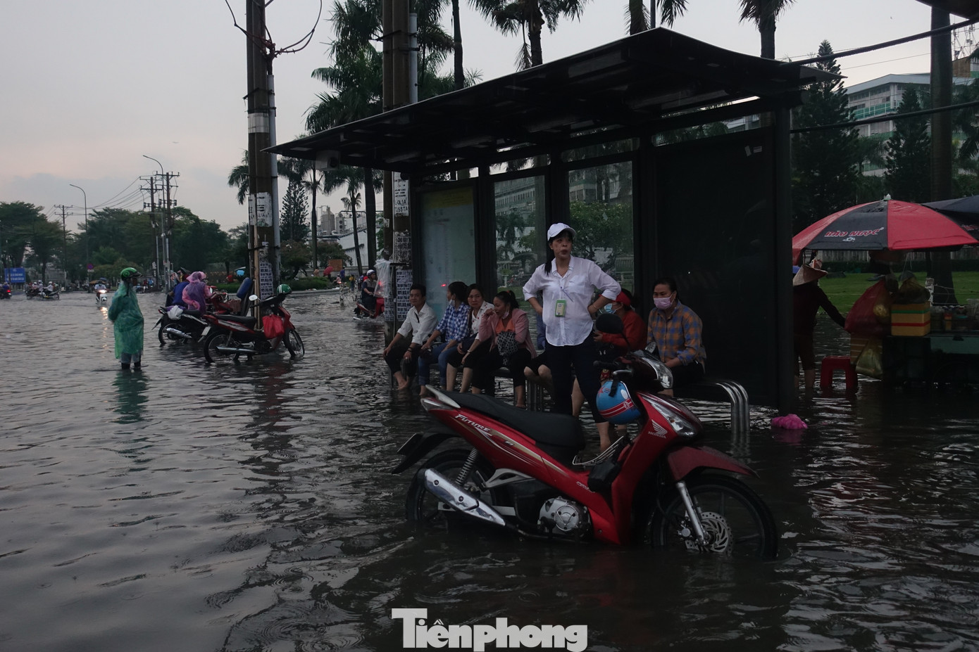 Khu vực trạm chờ xe buýt trước Khu công nghiệp Pouyuen (quận Bình Tân).