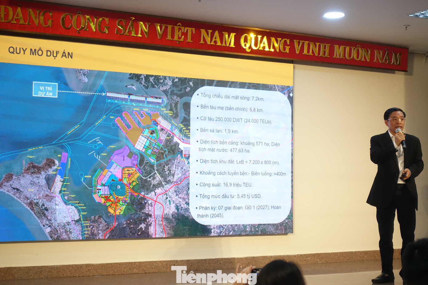 Ông Phạm Anh Tuấn, Tổng giám đốc Công ty cổ phần Tư vấn thiết kế Cảng - Kỹ thuật biển trình bày về đề án. Ông Phạm Anh Tuấn, Tổng giám đốc Công ty cổ phần Tư vấn thiết kế Cảng - Kỹ thuật biển trình bày về đề án.