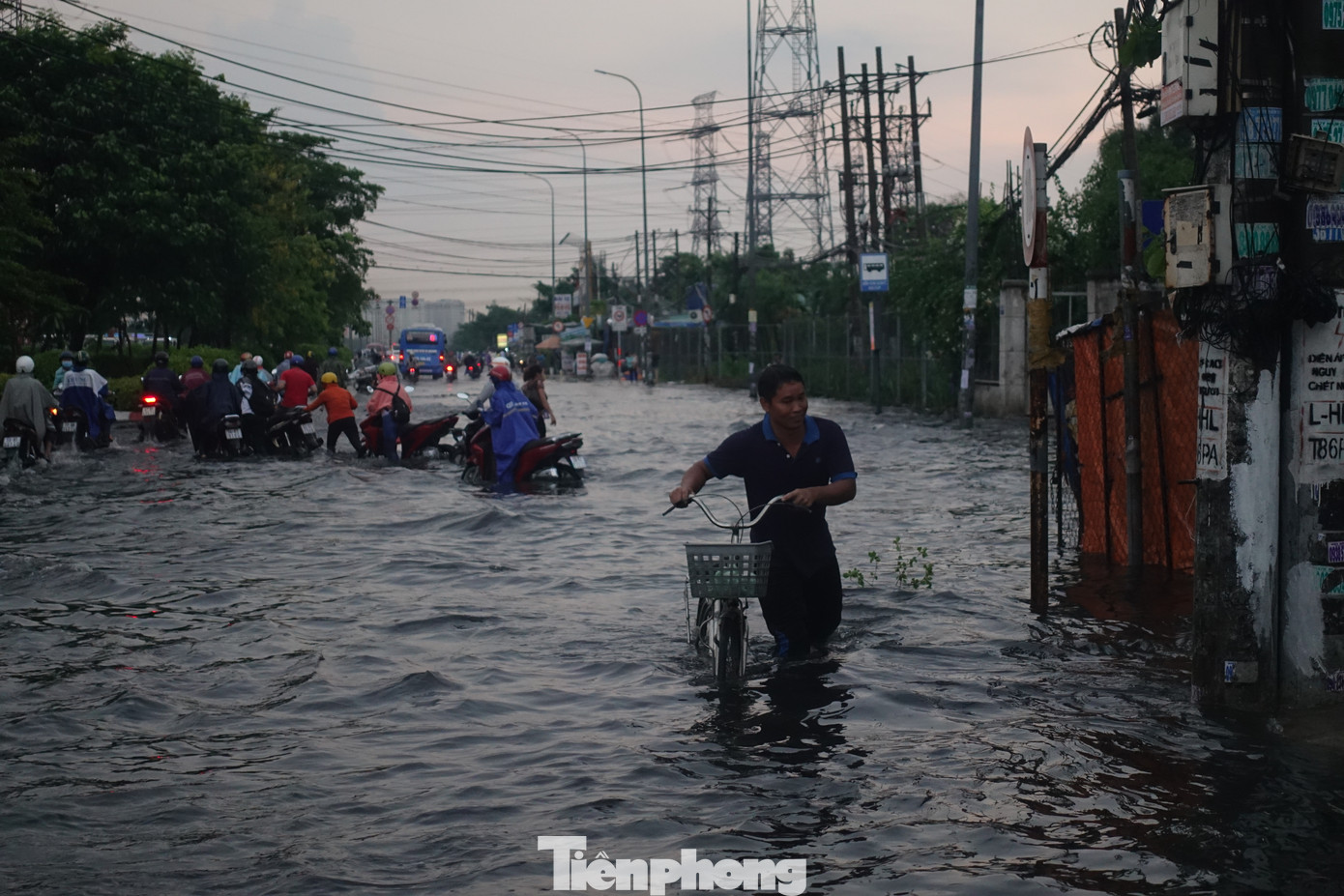 Mưa gây ngập úng tại khu vực đường Hồ Ngọc Lãm - quốc lộ 1 (quận Bình Tân, TPHCM). Ảnh: Hữu Huy Mưa gây ngập úng tại khu vực đường Hồ Ngọc Lãm - quốc lộ 1 (quận Bình Tân, TPHCM). Ảnh: Hữu Huy