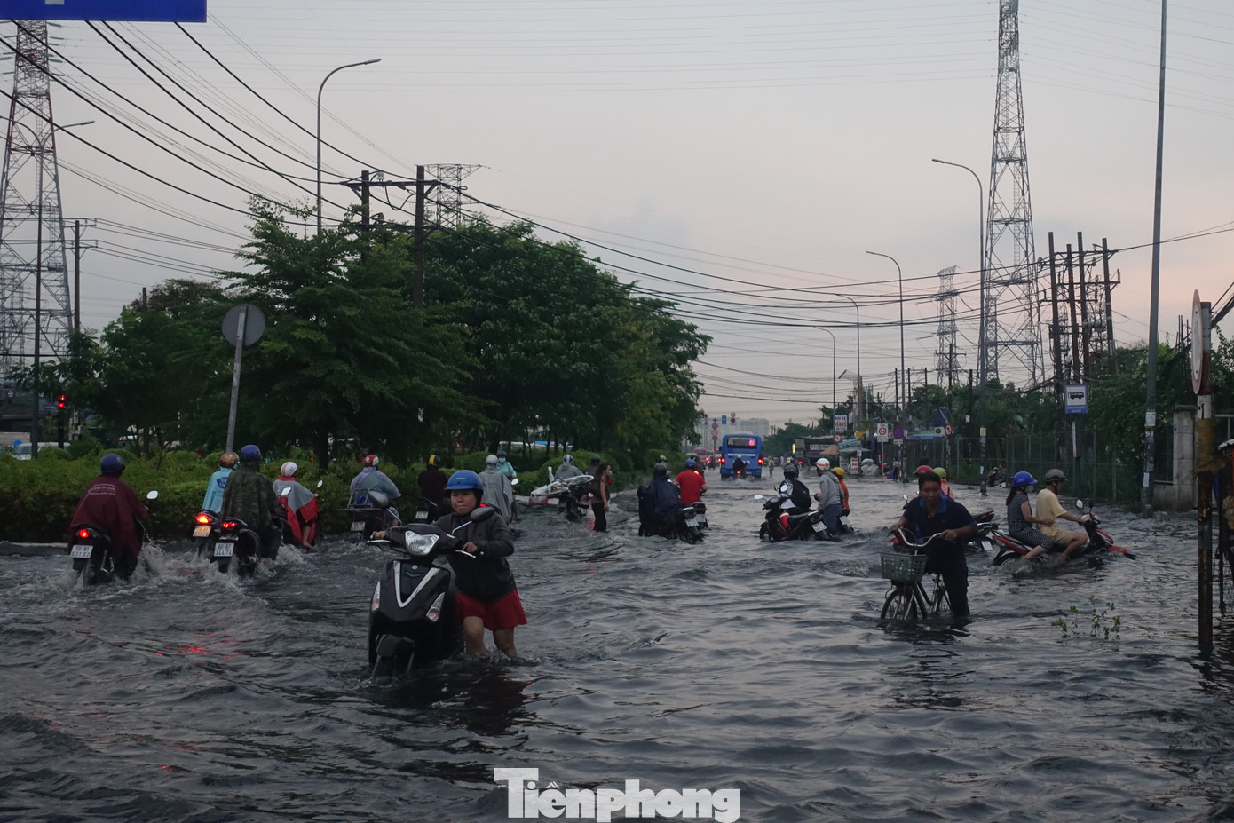 Theo ghi nhận, các tuyến quốc lộ 1, đường Trần Văn Giàu, Tên Lửa (đoạn qua phường Bình Trị Đông B và phường Tân Tạo, quận Bình Tân), đường Lê Cơ, Hồ Ngọc Lãm, Kinh Dương Vương, An Dương Vương (phường An Lạc và phường Bình Trị Đông, quận Bình Tân), đường Hậu Giang (phường 11, quận 6), Trần Văn Kiểu (quận 6), Phạm Đức Sơn (phường 16, quận 8),... đều bị ngập nước, giao thông gặp nhiều khó khăn.
