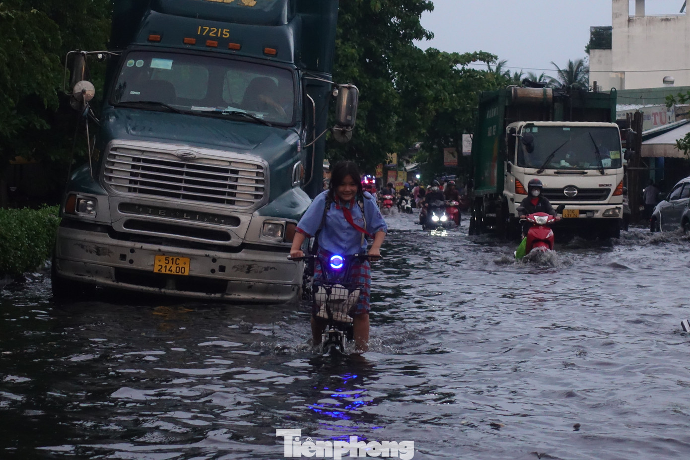 Đài Khí tượng Thủy văn khu vực Nam Bộ dự báo trong chiều tối 15/5, mây dông tiếp tục phát triển gây mưa rào kèm dông, sét cho các khu vực kể trên, sau đó có khả năng di chuyển theo hướng Tây Nam-Đông Bắc và gây mưa dông cho các khu vực lân cận thuộc trung tâm TPHCM, TP Thủ Đức, Nhà Bè, quận 7,...