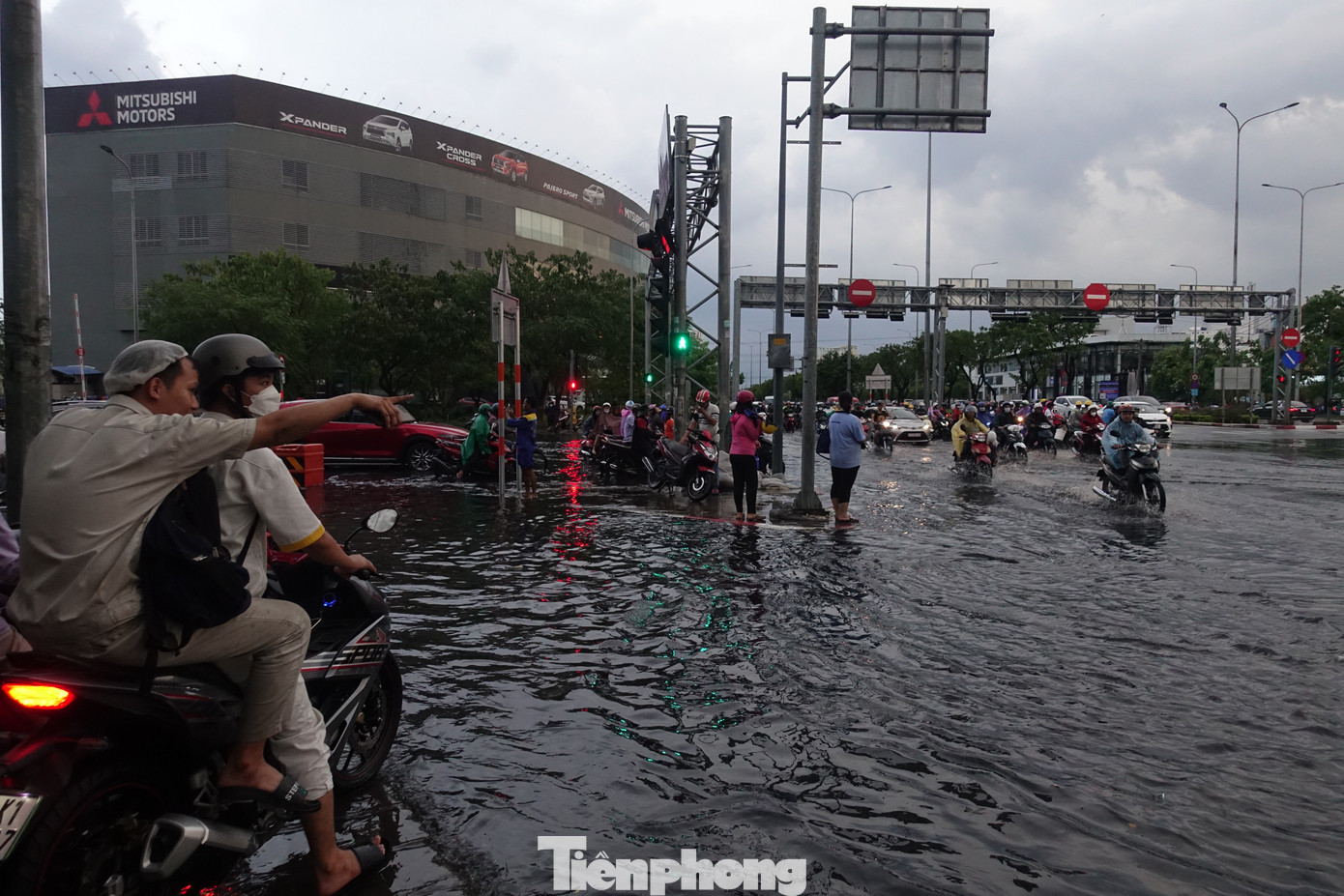Giao thông tại khu vực ngã tư Hồ Ngọc Lãm - Võ Văn Kiệt rối loạn và xảy ra ùn ứ trong giờ tan tầm khi nhiều người điểu khiển phương tiện né các điểm ngập úng.