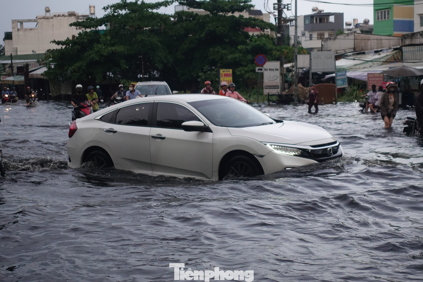 Các phương tiện di chuyển khó khăn qua điểm ngập trên đường Hồ Ngọc Lãm.
