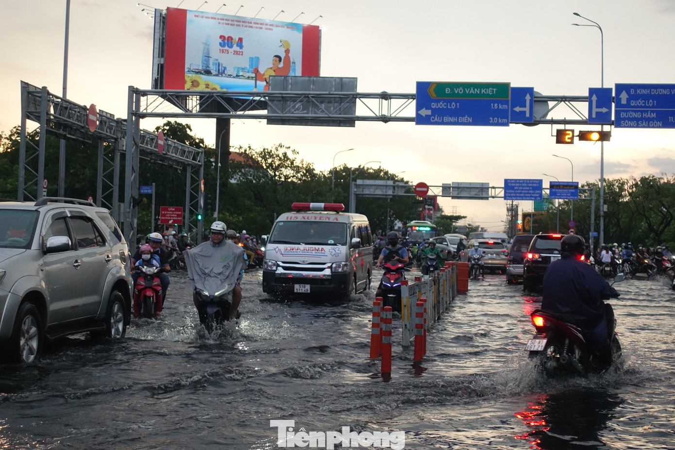 Trong bản tin được phát vào chiều 15/5, Đài Khí tượng Thủy văn khu vực Nam Bộ cho biết, theo dõi trên ảnh mây vệ tinh, ảnh ra đa thời tiết và định vị sét cho thấy mây dông đang phát triển trên khu vực Bình Chánh, quận Bình Thạnh, Phú Nhuận, Gò Vấp, quận 1, 3, 4, 5, 8. Ngoài ra, những vùng mây dông khác đang tồn tại trên khu vực tỉnh Long An cũng đang có xu hướng di chuyển về phía TPHCM.