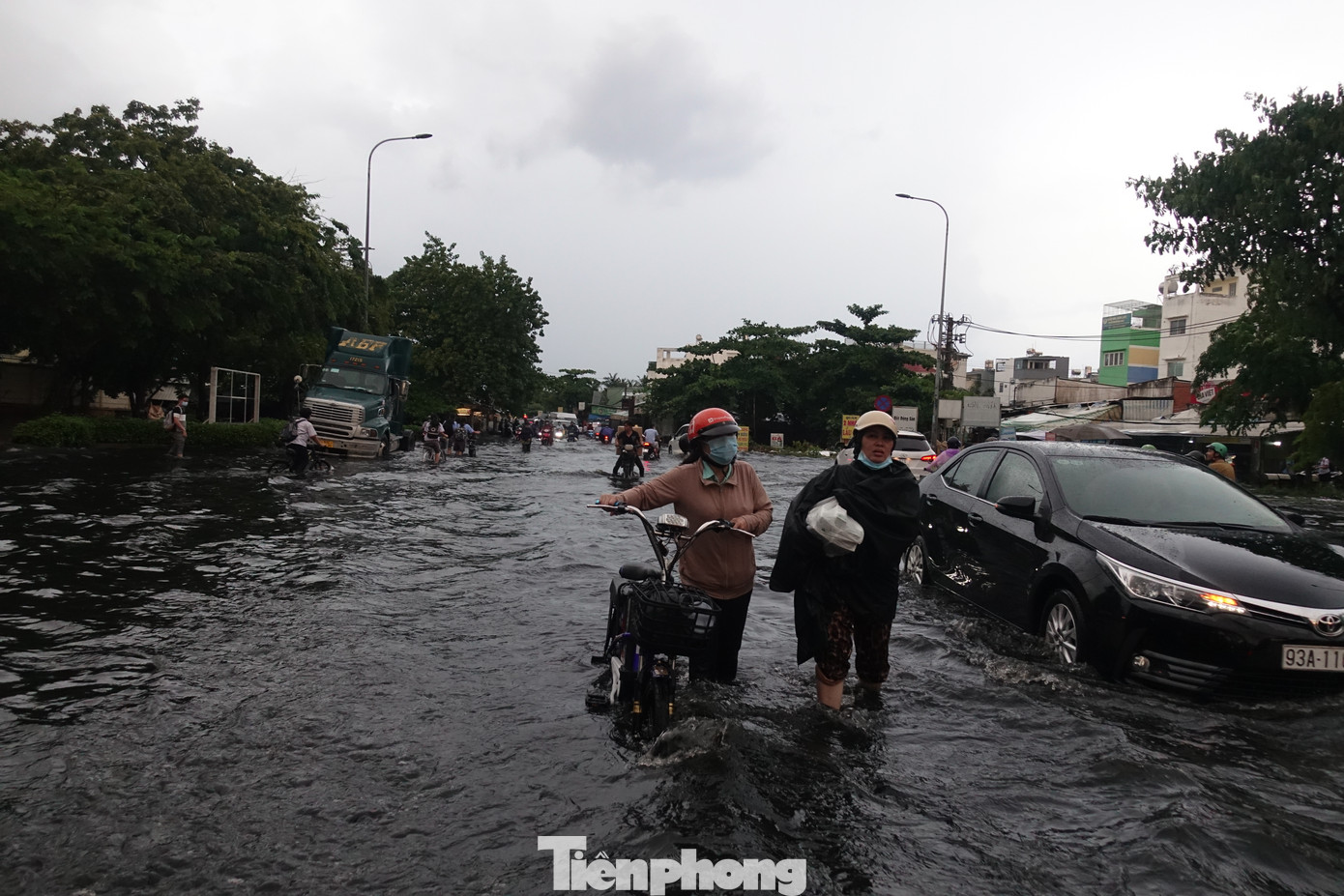 Một đoạn đường Hồ Ngọc Lãm (quận Bình Tân) bỗng &quot;hóa thành sông&quot; sau cơn mưa lớn.